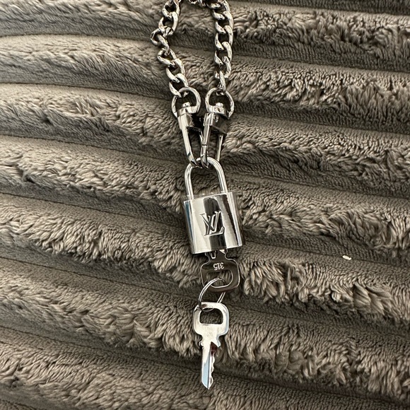 RARE silver Louis Vuitton lock and 2 keys - Picture 2 of 6